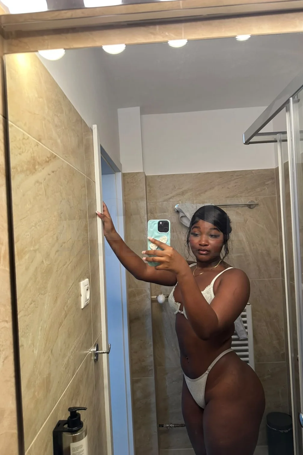 Dahina, 20, spanisch, Hure in Hamburg-Stellingen
